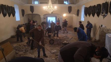 Delovne akcije odstranjevanja betonskih tlakov se je udeležilo nekaj čez 30 ljudi.